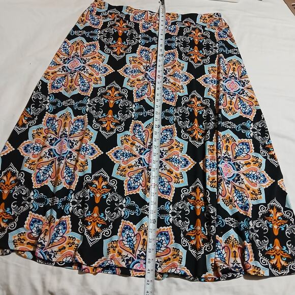STUDIO Women's 2X Poly/Spandex Blend Mandala Print Black Skirt Easy Care - Picture 6 of 8